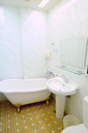 Отель Moon House B&B  Хуален
